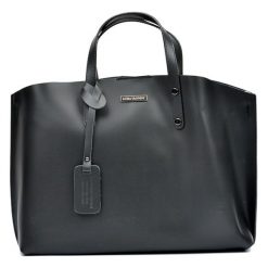 Skórzana torebka w kolorze czarnym - (S)39 x (W)30 x (G)11 cm. Czarne torebki klasyczne damskie Black Friday Bags, w paski, ze skóry, na ramię, bez dodatków. W wyprzedaży za 279,95 zł.