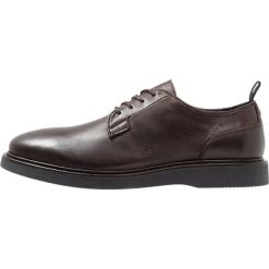Shoe The Bear HORACE Oksfordki brown. Pomarańczowe półbuty męskie marki Shoe The Bear, bez wzorów, ze skóry, na sznurówki. Za 589,00 zł.