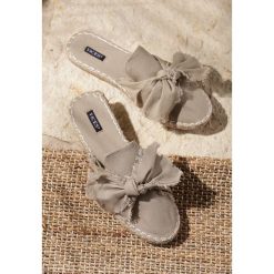 Khaki Klapki Persimmon. Brązowe klapki damskie Renee, w paski, bez obcasa, na płaskiej podeszwie. Za 49,99 zł.