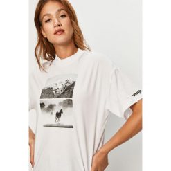 Wrangler - T-shirt. Białe bluzki damskie Wrangler, s, z nadrukiem, z bawełny, casualowe, z okrągłym kołnierzem, z krótkim rękawem. Za 99,90 zł.