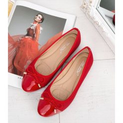Balerinki damskie Abloom 9988-113 Czerwone. Czerwone baleriny damskie ABLOOM, bez wzorów, z tkaniny, klasyczne, bez obcasa, na płaskiej podeszwie. Za 46,00 zł.
