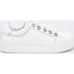 Guess Jeans - Buty. Białe buty sportowe damskie marki Guess Jeans, z aplikacjami, z jeansu, sportowe. Za 629,90 zł.