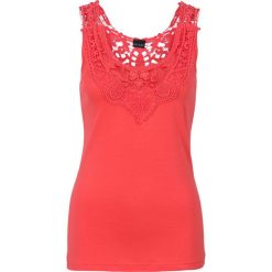 Top z koronką bonprix koralowy. Czerwone topy damskie bonprix, w koronkowe wzory, z koronki, bez kołnierzyka. Za 44,99 zł.