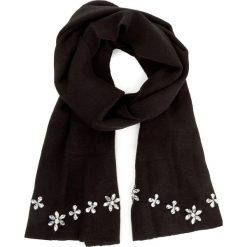 Szal GUESS - Not Coordinated Wool AW6815 WOL03 BLA. Czarne szaliki damskie marki Guess, z aplikacjami. W wyprzedaży za 189,00 zł.