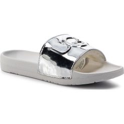 Klapki UGG - W Royale 1101189 W/Slvr. Szare klapki damskie Ugg, bez wzorów, ze skóry ekologicznej, bez obcasa. W wyprzedaży za 209,00 zł.