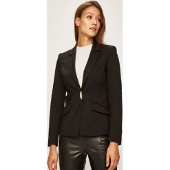 Marciano Guess - Żakiet. Czarne kamizelki damskie MARCIANO GUESS, z aplikacjami, z elastanu, klasyczne, bez kaptura. W wyprzedaży za 539,90 zł.