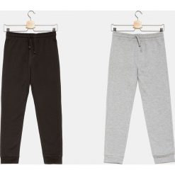 Blukids - Spodnie dziecięce 140-158 cm (2-pack). Szare spodnie chłopięce Blukids, bez wzorów, z bawełny, sportowe. W wyprzedaży za 69,90 zł.