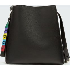 Czarna torba shopper z brelokiem 1991. Czarne torby damskie na zakupy Pull&Bear, bez wzorów, z breloczkiem. Za 89,90 zł.
