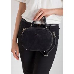 MAŁA TOREBKA DAMSKA LISTONOSZKA KUFEREK SKÓRA. Czarne kuferki damskie ROVICKY, w paski, z jeansu, eleganckie, na ramię, małe, bez dodatków. Za 349,90 zł.