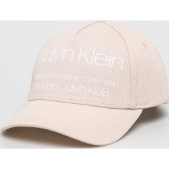Calvin Klein - Czapka. Czapki męskie Calvin Klein, bez wzorów, z bawełny. W wyprzedaży za 79,90 zł.