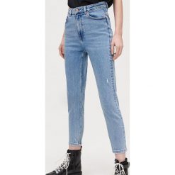 Jeansy high waist z przetarciami - Niebieski. Niebieskie jeansy damskie Cropp, bez wzorów, z jeansu, z podwyższonym stanem. Za 119,99 zł.