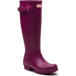 Kalosze HUNTER - Org Tall WFT1000RMA Violet. Fioletowe kalosze damskie Hunter, z tworzywa sztucznego, bez obcasa, bez zapięcia. W wyprzedaży za 389,00 zł.
