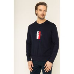 Sweter TOMMY HILFIGER Global Stripe Graphic MW0MW11703. Niebieskie swetry męskie TOMMY HILFIGER, m, bez wzorów, klasyczne, z klasycznym kołnierzykiem, bez kaptura. W wyprzedaży za 369,00 zł.