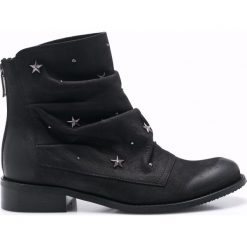 Carinii - Botki. Czarne buty zimowe damskie marki Carinii, z materiału, z okrągłym noskiem, na obcasie. W wyprzedaży za 249,90 zł.