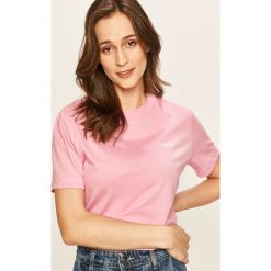 Vans - T-shirt. Różowe bluzki damskie Vans, xs, bez wzorów, z bawełny, casualowe, z okrągłym kołnierzem. W wyprzedaży za 79,90 zł.