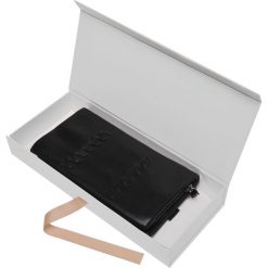 PORTFEL Z KIESZONKĄ NA TELEFON. Czarne portfele damskie Top Secret, w paski. W wyprzedaży za 29,99 zł.