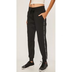 Under Armour - Spodnie. Czarne spodnie damskie Under Armour, s, z nadrukiem, z bawełny. W wyprzedaży za 199,90 zł.