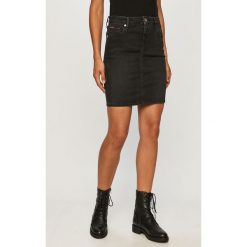 Tommy Jeans - Spódnica jeansowa. Czarne spódniczki damskie Tommy Jeans, na co dzień, bez wzorów, z elastanu, casualowe, mini, proste. Za 359,90 zł.