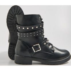 Botki z ćwiekami - Czarny. Czarne botki damskie Sinsay, bez obcasa, bez zapięcia. Za 129,99 zł.