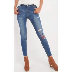 Jeansy skinny z haftem. Niebieskie rurki damskie Orsay, z haftami, z elastanu. W wyprzedaży za 100,00 zł.