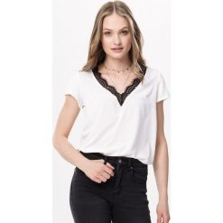 Biała Bluzka Time Won't Wait. Białe bluzki damskie Born2be, xl, w koronkowe wzory, z dzianiny, bez kołnierzyka, z krótkim rękawem. Za 49,99 zł.