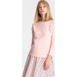 Jasnoróżowy Sweter Chapter One. Czerwone swetry klasyczne damskie marki other, na jesień, l. Za 79,99 zł.
