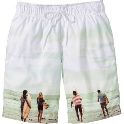 Bermudy plażowe Regular Fit bonprix biały z nadrukiem. Białe bermudy męskie bonprix, z nadrukiem. Za 37,99 zł.