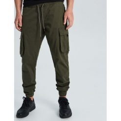 Joggery cargo - Khaki. Brązowe spodnie męskie Cropp, s, bez wzorów. Za 119,99 zł.