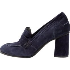 Erika Rocchi Czółenka blu. Niebieskie buty ślubne damskie Erika Rocchi, z materiału. Za 669,00 zł.
