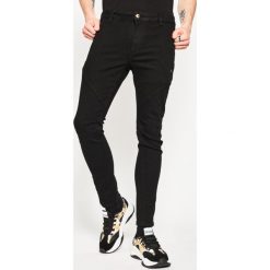 Jeansy Slim Fit Versace Jeans Couture A2GUB010. Czarne jeansy męskie Versace Jeans Couture, m, bez wzorów, z elastanu. W wyprzedaży za 639,00 zł.