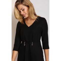 Sukienka damska gładka. Czarne sukienki damskie Top Secret, do pracy, na zimę, bez wzorów, eleganckie, bez kołnierzyka, bez rękawów. W wyprzedaży za 69,99 zł.