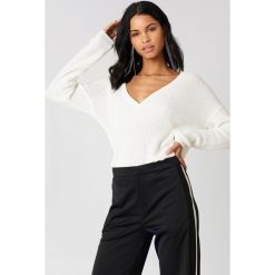 Swetry oversize damskie: Josefin Ekström for NA-KD Sweter z głębokim dekoltem V – White