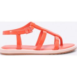 Melissa - Sandały Caribe Verao + Salinas. Pomarańczowe klapki damskie Melissa, bez wzorów, z gumy, bez obcasa, na płaskiej podeszwie. W wyprzedaży za 139,90 zł.