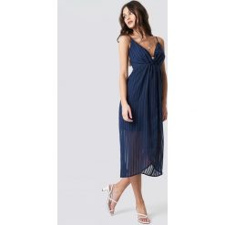 NA-KD Party Sukienka - Blue. Niebieskie sukienki damskie marki NA-KD Party, na imprezę, bez wzorów, bez kołnierzyka, bez rękawów, kopertowe. Za 161,95 zł.