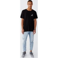 Koszulka z nadrukiem. Czarne koszulki męskie marki Pull&Bear, m, z nadrukiem, bez kołnierzyka, z krótkim rękawem, krótkie. Za 49,90 zł.