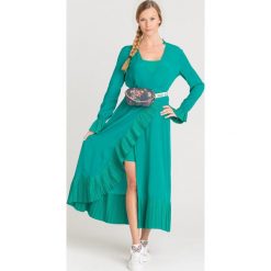 SUKIENKA TWINSET. Zielone sukienki damskie Twinset, na imprezę, bez wzorów, z tkaniny, z włoskim kołnierzykiem, bez rękawów, mini, plisowane. Za 605,00 zł.