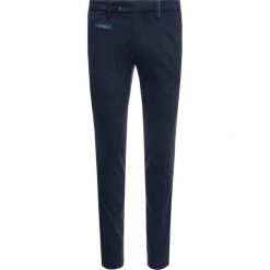 Spodnie materiałowe Digel 88140. Czerwone jeansy męskie Digel, m, bez wzorów, z elastanu. W wyprzedaży za 279,00 zł.