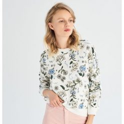 Bluza w kwiaty - Kremowy. Białe bluzy damskie Sinsay, s, w kwiaty, bez rękawów, bez kaptura. W wyprzedaży za 29,99 zł.