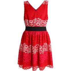 Sisley WAISTED SHIFT DRESS Sukienka koktajlowa red. Czerwone sukienki damskie koktajlowe marki Sisley, z bawełny. W wyprzedaży za 374,25 zł.
