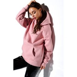 Bluza damska z kapturem - pudrowy róż, s. Różowe bluzy damskie e-margeritka.pl, na co dzień, s, bez wzorów, z bawełny, klasyczne, z kapturem, z długim rękawem, długie, maxi, proste. Za 149,99 zł.