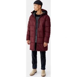 Długi pikowany płaszcz z kapturem. Czerwone płaszcze męskie Pull&Bear, m, bez wzorów, długie, z kapturem. Za 239,00 zł.