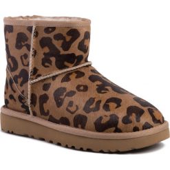 Buty UGG - W Classic Mini II Leopard 1111571 Amp. Pomarańczowe kozaki damskie Ugg, z wełny, bez obcasa, bez zapięcia. W wyprzedaży za 509,00 zł.