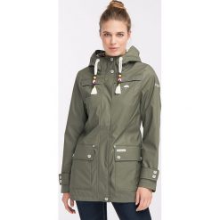 Parka przeciwdeszczowa w kolorze oliwkowym. Kurtki damskie Schmuddelwedda. W wyprzedaży za 257,95 zł.