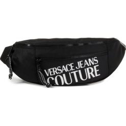 Saszetka nerka VERSACE JEANS COUTURE - E1YVBB43 71428 899. Czarne torby męskie skórzane Versace Jeans Couture, bez wzorów, z jeansu, młodzieżowe. W wyprzedaży za 379,00 zł.