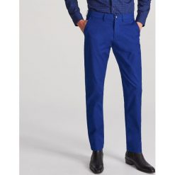 Dopasowane chinosy - Niebieski. Niebieskie spodnie męskie Reserved, m, bez wzorów. Za 129,99 zł.