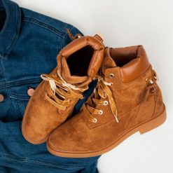 Zamszowe workery wiązane wstążką ISABELLE. Brązowe botki damskie marki Ideal Shoes, z zamszu, bez obcasa, bez zapięcia. Za 133,90 zł.