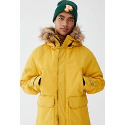Parka z kapturem ze sztucznym futerkiem. Żółte płaszcze męskie Pull&Bear, m, bez wzorów, z kapturem. Za 299,00 zł.