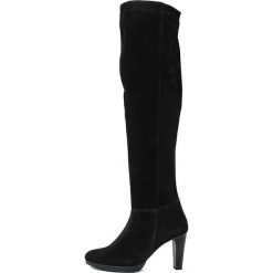 Skórzane kozaki w kolorze czarnym. Czarne kozaki damskie Bluetag, Gusto, ze skóry, bez obcasa, bez zapięcia. W wyprzedaży za 439,95 zł.