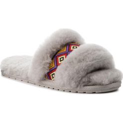 Kapcie EMU AUSTRALIA - Wrenlette Tribal W11904 Dove Grey. Szare klapki damskie EMU Australia, bez wzorów, ze skóry, bez obcasa. W wyprzedaży za 199,00 zł.