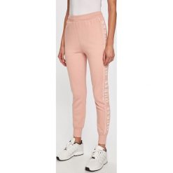 Guess Jeans - Spodnie. Szare spodnie damskie Guess Jeans, s, z nadrukiem, z bawełny, casualowe. Za 299,90 zł.